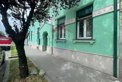 Casa / Spatiu comercial cu 6 camere de inchiriat in zona centrala