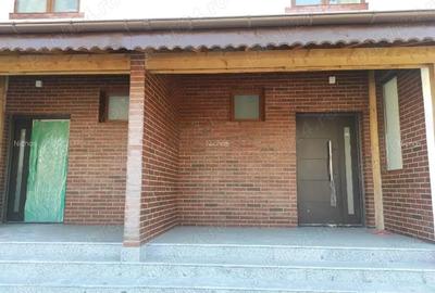 Casă cu 5 camere cu Teren 400 Mp în Central - 2