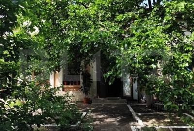 Casa de vanzare, cu 4 camere, 147 mp, zona Pacurari