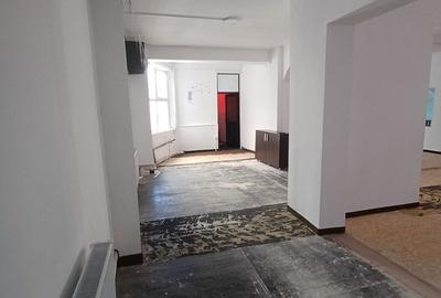Spațiu comercial, de 120 mp, în Central - 3