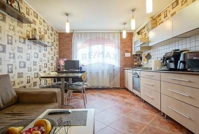 Apartament cu 3 camere decomandat în Triaj