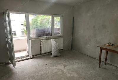 Vand apartament cu 2 camere,decomandat, etajul 2,zona Steaua vis-a-vis de Shopping City