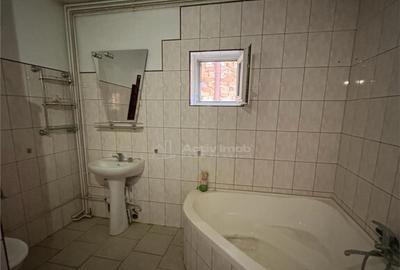 Bocsa Romana, Casa 8 Incaperi, Strada Principala. - 16