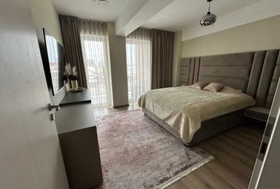 Apartament cu 3 camere decomandat în Tractorul - 4
