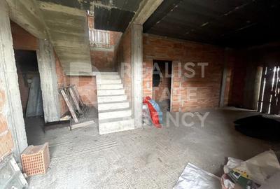 Casă cu 5 camere cu Teren 458 Mp în Românești - 4