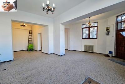 Bd. Unirii – Strada Traian  Vila / Spatiu Comercial Renovat, 10 camere, suprafata utila - 300 mp.