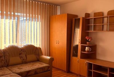 Apartament cu 3 camere semidecomandat, mobilat în Girocului
