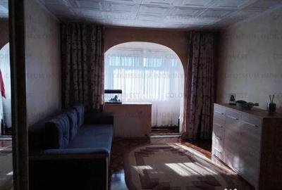 Apartament cu 4 camere decomandat, mobilat în Tractorul - 6