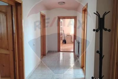 Casă cu 8 camere cu Teren 800 Mp în Central - 13