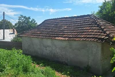 Casă cu 2 camere cu Teren 3100 Mp în Central - 3