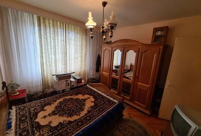 Apartament cu 3 camere semidecomandat în Craiovei - 1