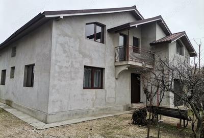 Casă cu 4 camere în Roșiori de Vede - 2