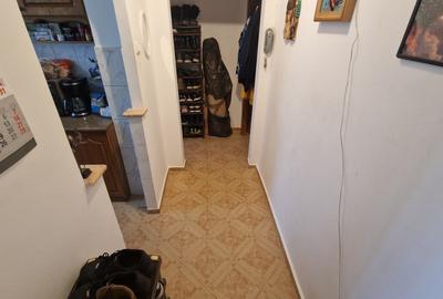 Apartament cu 3 camere semidecomandat în Tractorul - 3