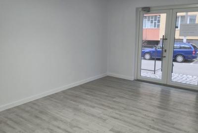 Spațiu comercial, de 48 mp, în Central - 8