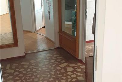 Apartament cu 3 camere decomandat în Călărași - 12