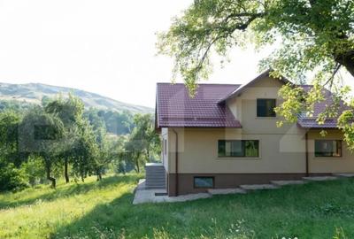 Casă cu 7 camere cu Teren 3000 Mp în Central - 2