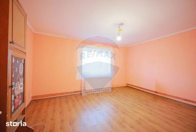 Casă cu 4 camere cu Teren 2440 Mp în Oșorhei - 2