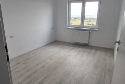 Apartament cu 3 camere decomandat în Tractorul - 7
