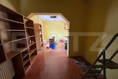 Casa de vanzare, cu 2 camere, zona cu vad comercial. - 12
