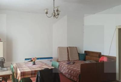 Casă cu 2 camere cu Teren 1426 Mp în Central