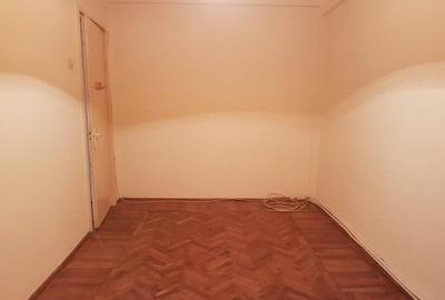Apartament trei camere, nemobilat, etaj 2, CT, gresie, 9 Mai - 12
