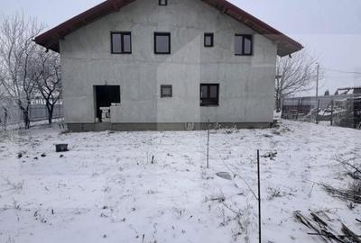 Casă cu 4 camere cu Teren 1000 Mp în Central - 2