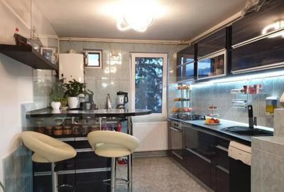 Apartament cu 4 camere decomandat în Tractorul - 8