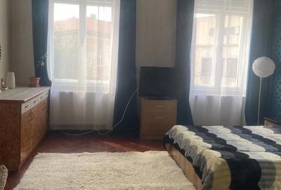 Apartament cu 3 camere semidecomandat în Central - 1