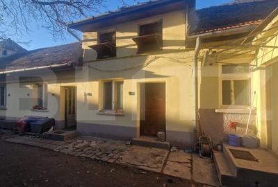 Trei corpuri Casa ,Centrul vechi , strada asfaltata, circulata, 1360 mp teren - 1