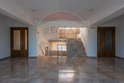 Casă cu 16 camere cu Teren 3700 Mp în Central - 2
