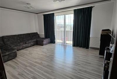 Apartament cu 3 camere decomandat în Tractorul
