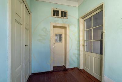 Casă cu 4 camere cu Canalizare în Central - 1