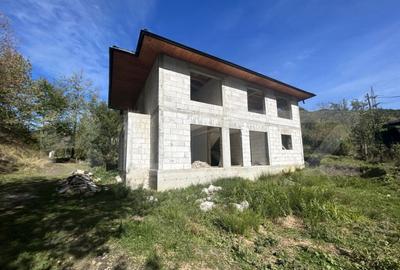 Casă cu 7 camere cu Teren 3600 Mp în Central