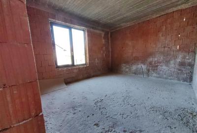 Casă cu 6 camere cu Canalizare în Vest - 3