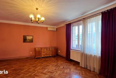 Apartament cu 3 camere decomandat, mobilat în Central