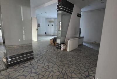 Spațiu comercial, de 180 mp, în P-ța Universității - 3