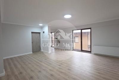 Apartament cu 3 camere semidecomandat în Dămăroaia