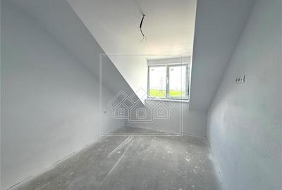 Apartament cu 4 camere decomandat în Turnișor - 4