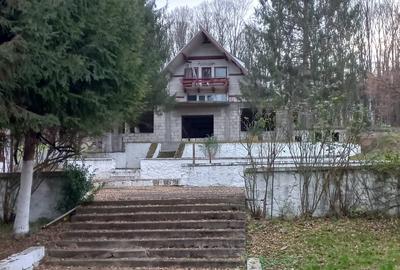 Casă cu 20 camere în Central - 1