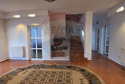 Casă cu 5 camere cu Teren 3156 Mp în Gura Ocniței - 1
