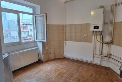 Apartament cu 4 camere decomandat în Calea Victoriei