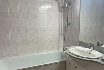 Florilor,3 camere semidecomandat, etaj 4, dormitor,2 bai, balcon, apart. mobilat si utilat,300 euro - 2