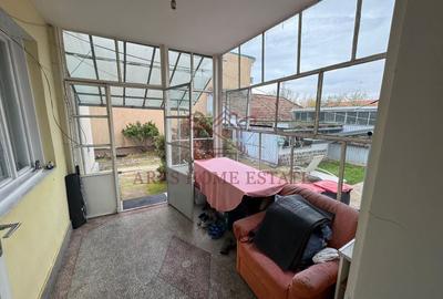 Investiție cu potențial: 2 apartamente + mansardă – Comison 0 - 6