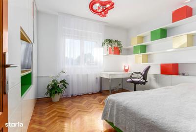 Casă cu 9 camere cu Teren 510 Mp în Tei - 2