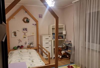 Apartament cu 3 camere decomandat în 7 Noiembrie - 8