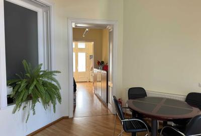 Spațiu comercial, de 220 mp, în Central - 3