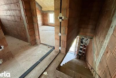 Casă cu 4 camere cu Teren 305 Mp în Moșnița Nouă