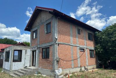 Casă cu 5 camere cu Teren 380 Mp în Urlați - 1