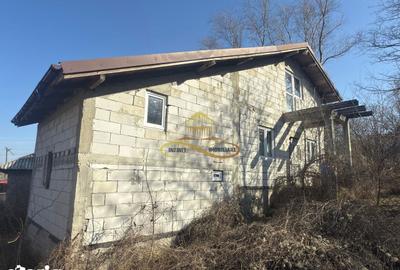 Casă cu 4 camere cu Teren 1239 Mp în Lipova - 1