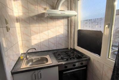 Inchiriez apartament 2 camere, decomandat, centrala proprie, zona Soarelui - 2